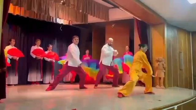 2023 Escuela China de TaiChi en Barcelona Exhibición Kung Fu abanico y Tai Chi en teatro. смотреть онлайн
