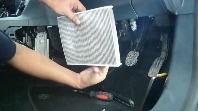 AC Filter / Cabin air filter cleaning - Ford Fiesta смотреть онлайн