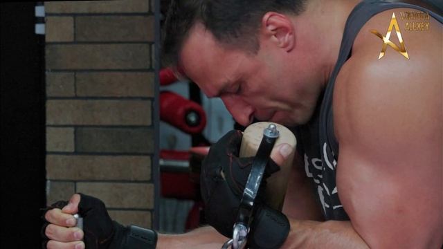 КАЧАЕМ БИЦЕПС! 100 - 103 кг. ОДНОЙ РУКОЙ! ONE HAND BICEPS 100 - 103 KG. смотреть онлайн