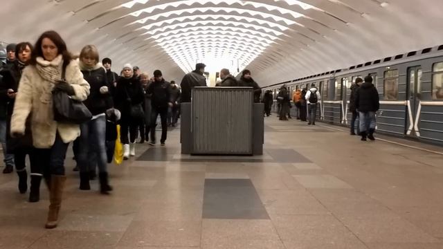 Станция метро Перово. Вечерний час-пик. Понедельник. смотреть онлайн