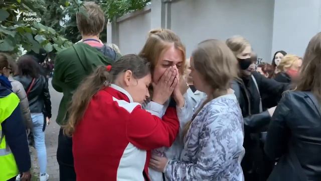 Женщины, которым удалось вырваться из оцепления, пытаются говорить с карателями смотреть онлайн
