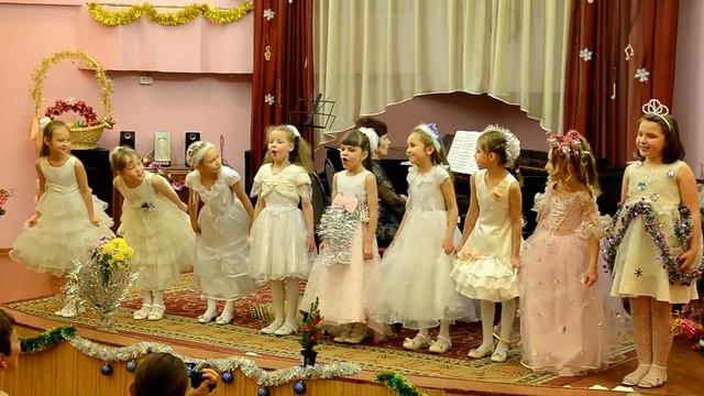 Новогодняя песня про снежинки и смешинки смотреть онлайн