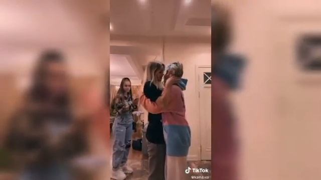 Юля Гаврилина и Валя Карнавал (Лучшие подруги) смотреть онлайн