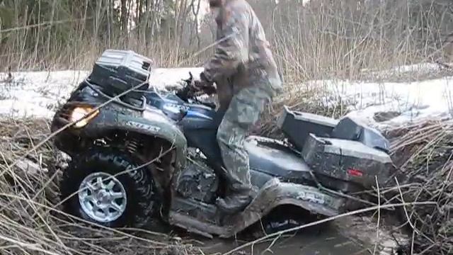 Stels 700D перебирается через ручеек.avi
