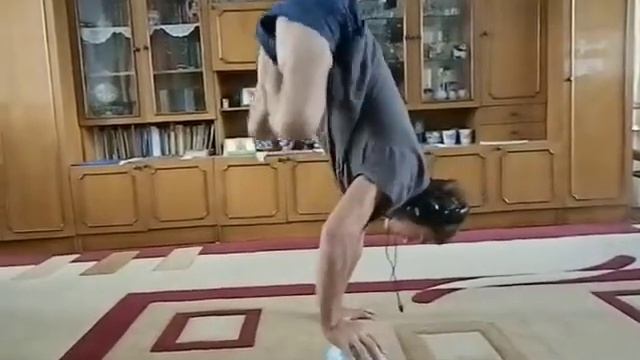 Спичаг в лотосе с глобусом