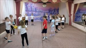 Подвижная игра для детей 4-6 лет. Шапочку передавай.