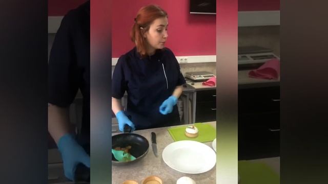 Как приготовить тарталетку с ананасовой прослойкой и кокосовым суфле смотреть онлайн