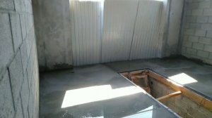 Залили бетонный пол в гараже.