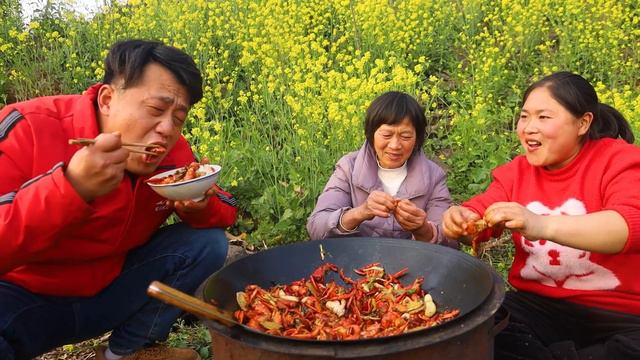 胖妹家办啥事？大洋花380买10斤龙虾，麻辣鲜香，三人吃完笑哈哈【陈说美食】 смотреть онлайн