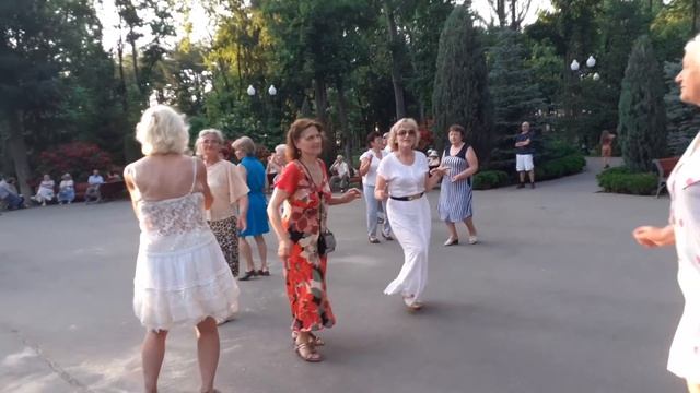 ТЫ МЕНЯ СВЕЛА С УМА!???/ТАНЦЫ В ПАРКЕ ГОРЬКОГО ХАРЬКОВ ИЮНЬ 2021 смотреть онлайн