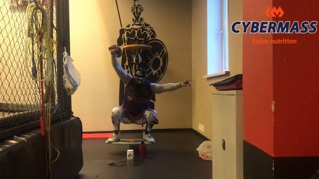 ПЬЮ BCAA CYBERMASS СТОЯ НА НОВОМ БАЛАНС БОРДЕ ДЕРЖА ГИРЮ В РУКЕ. смотреть онлайн