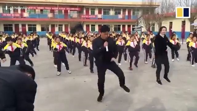 Танцы китайских школьников на переменах под руководством директора! смотреть онлайн
