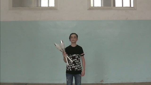 Как научиться жонглировать обратный каскад (боковушки)4-мя булавами!Богдан Самаров!!! смотреть онлайн