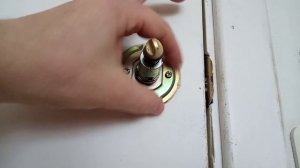 Разболталась ручка межкомнатной двери. Ремонт за 3 минуты.