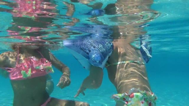 Ангелина ныряет под водой.