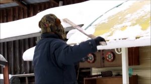 Как убрать снег с крыши из ПОЛИКАРБОНАТА - теплицы, веранды, террасы, навеса, беседки снизу.