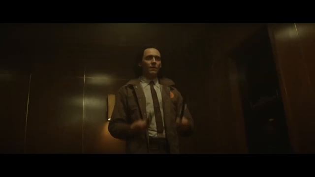 Том Хиддлстон. Беглый взгляд на безумство, творящееся За кадром «Локи». Промо 9 смотреть онлайн