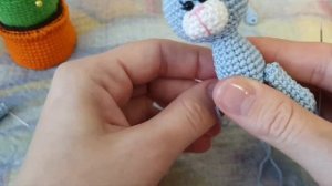 Нитяное крепление конечностей вязаной игрушки/Attachin legs crochet toy