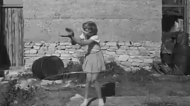 Добро пожаловать или посторонним вход воспрещён. Здесь зрители аплодируют смотреть онлайн