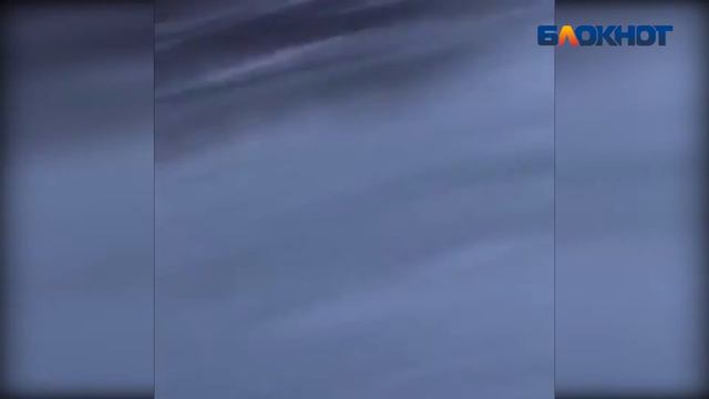 Изобретательные экстремалы устроили шорт-трек на тонком льду в Волжском смотреть онлайн