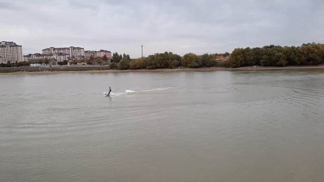 Парень катается на электро-доске для сёрфинга на реке Кубань. Развлечения в Краснодаре в октябре смотреть онлайн