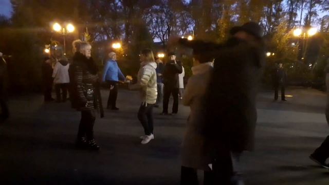 НАМ КРАСНЫЕ РОЗЫ ПРОШЕПЧУТ ЛЮБЛЮ!???/ТАНЦЫ В ПАРКЕ ГОРЬКОГО ХАРЬКОВ ОКТЯБРЬ 2021 смотреть онлайн