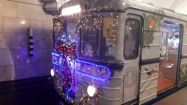 "Первое видео в 2021"! Новогодний поезд Ёж3/Ем-508Т на Кольцевой линии! смотреть онлайн