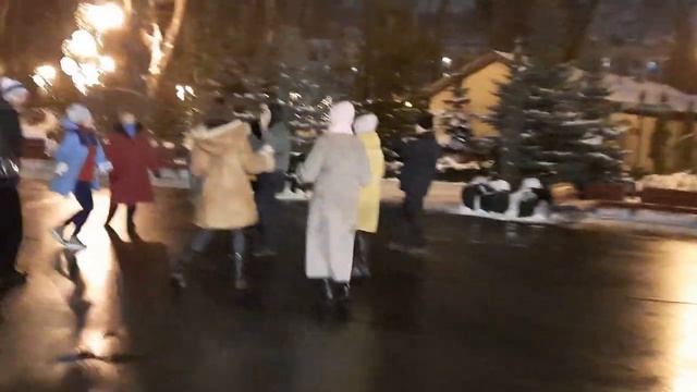 А Я НЕСУ ТЕБЕ ЦВЕТЫ смотреть онлайн