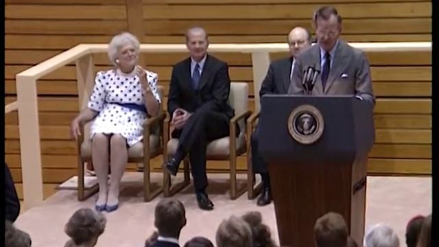 MT2144 - President and Mrs. Bush tour The Kremlin grounds - 30 July 1991 смотреть онлайн