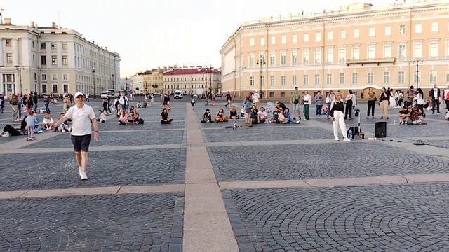 Уличный танцор на выступлении уличного музыканта. Звезда по имени солнце. Дворцовая площадь смотреть онлайн