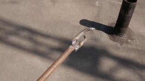 В туалете стойкий запах канализации , что делать.