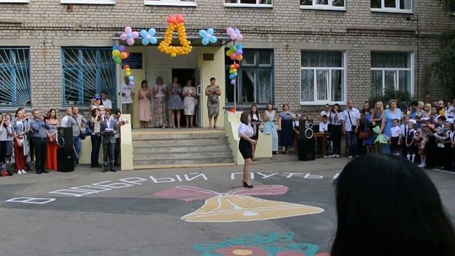 Песня "Звенит звонок, открыла школа двери" (Подгорная И.А.) смотреть онлайн