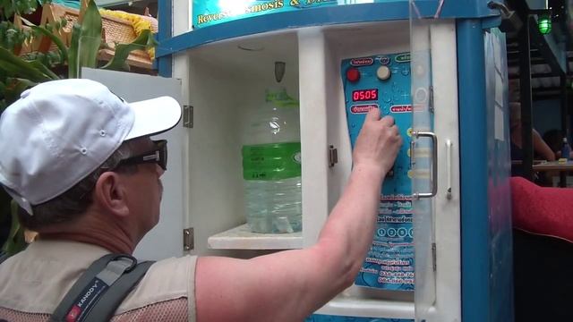 Покупка воды в уличном автомате. Желающие могут экономить на этом. смотреть онлайн