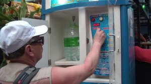 Покупка воды в уличном автомате. Желающие могут экономить на этом.