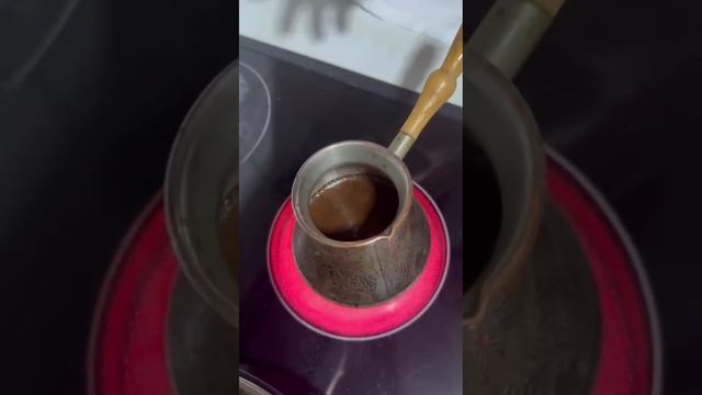 ГОТОВИМ ПИРОЖКИ С МЯСОМ. ПЬЕМ КОФЕ. смотреть онлайн