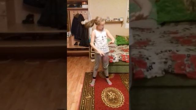 Сумашедшая девочка танцует танец смотреть онлайн