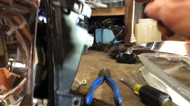 Fixing stripped headlight adjusters on a Mark 4 Volkswagen Jetta смотреть онлайн