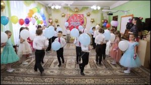 Вход на праздник в детском саду с шарами "Ты постой, мое детство"