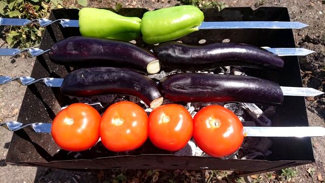 Салат овощной на мангале. Vegetable salad on the grill. смотреть онлайн