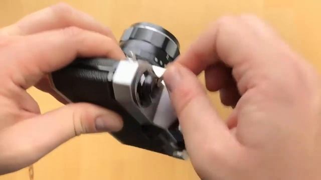 Rewinding and Unloading Film From a 35mm Camera смотреть онлайн