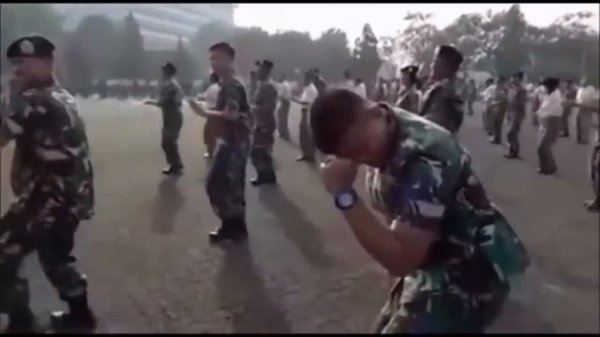 Индонезийский военнослужащий Kbalwa Alya Nairi отжигает под киргизскую песню «Буй, буй, буй, буй»