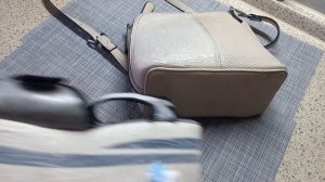 Чистка изделий из светлой искусственной кожи и  белые подошвы обуви.