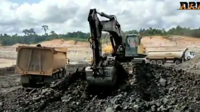 VOLVO TRUCK HAULING & EC480 EXCAVATOR coal mine |coal getting | tambang batu bara kalimantan timur смотреть онлайн