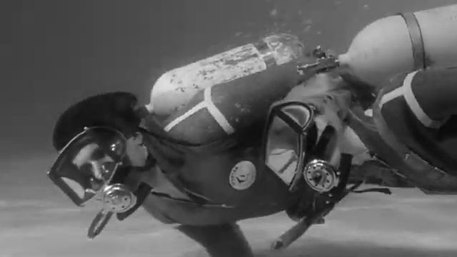 Vintage Scuba Couple diving in a pool. Catch Us If You Can Movie. смотреть онлайн