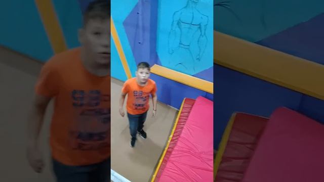 Как делать арабское и боковое сальто. смотреть онлайн