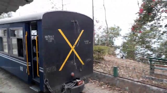 Darjeeling's toy train crawling the loop at Agony Point смотреть онлайн