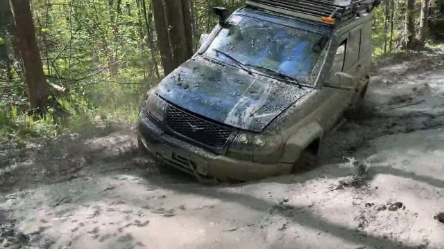 Эта дорога ВСЕХ шокировала! Сложный маршрут в лесу, Нива УАЗы и SsangYong преодолевают бездорожье. смотреть онлайн