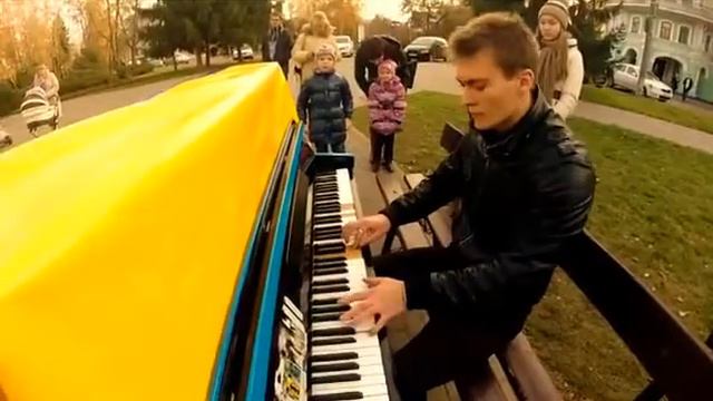 Street Pianist In Sumy. Artem Garin (Сумы. Уличный пианист)