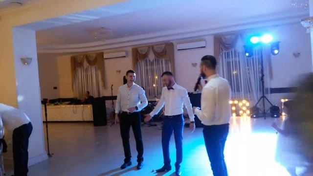 Как парни ловят на свадьбе смотреть онлайн