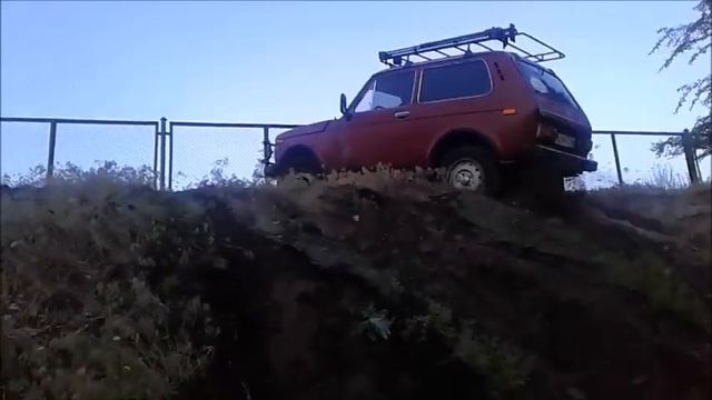 Лада нива 4х4 покоряет крутую горку смотреть онлайн
